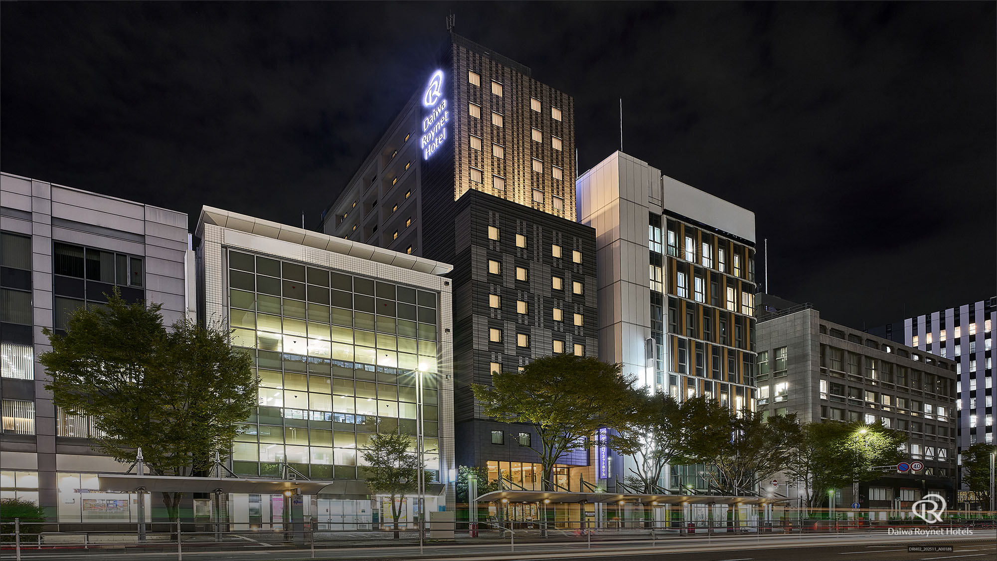 ホテル外観(夜)