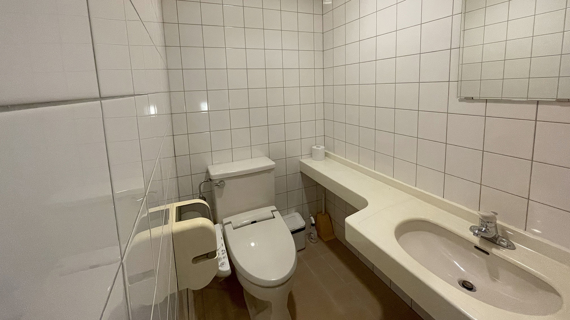 【宿泊館／客室トイレ】 2階のお部屋にはウォシュレットトイレを完備。