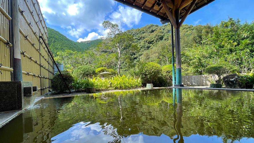 【温泉館／露天風呂】［女湯］ 豊かな自然を感じつつ、湯を堪能♪夜は頭上に星空も◎