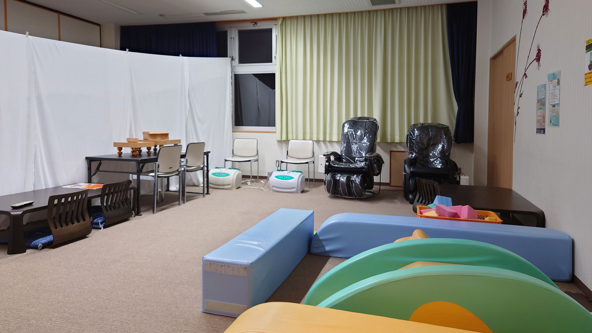 【別館館内】1階フリールーム：マッサージチェアもございます