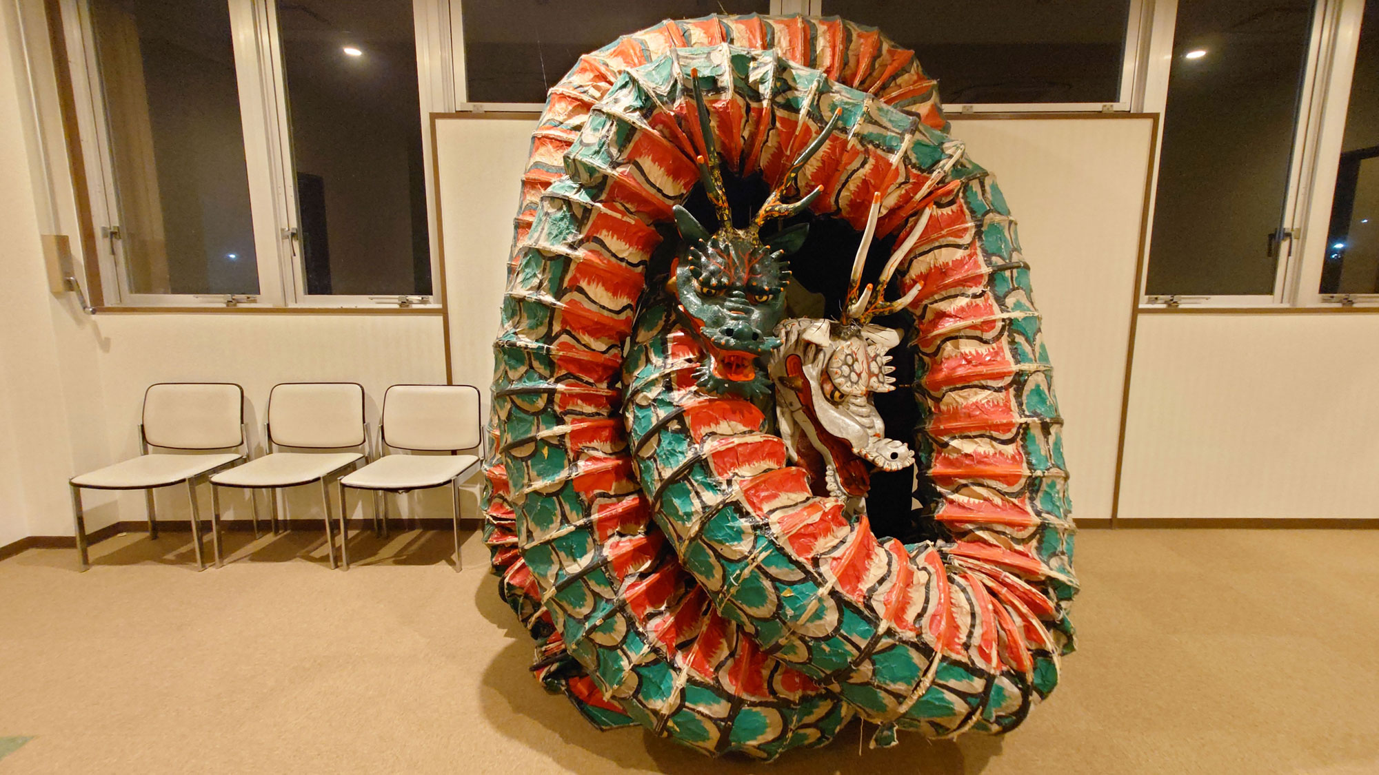 【別館館内】北広島町のお祭りのお神楽、八岐大蛇の演目で使われる龍神様です