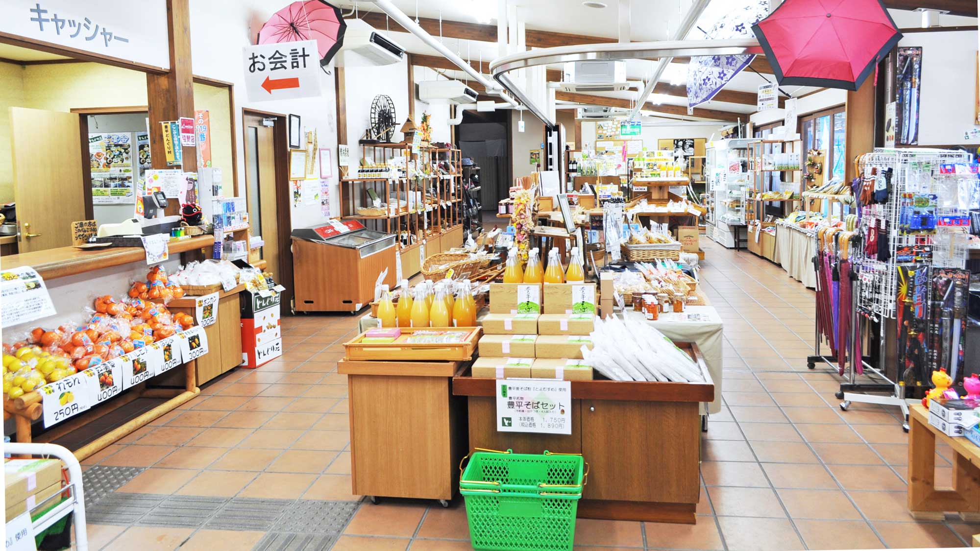 【どんぐり荘（売店）】地元の特産品、工芸品などの直売をしています