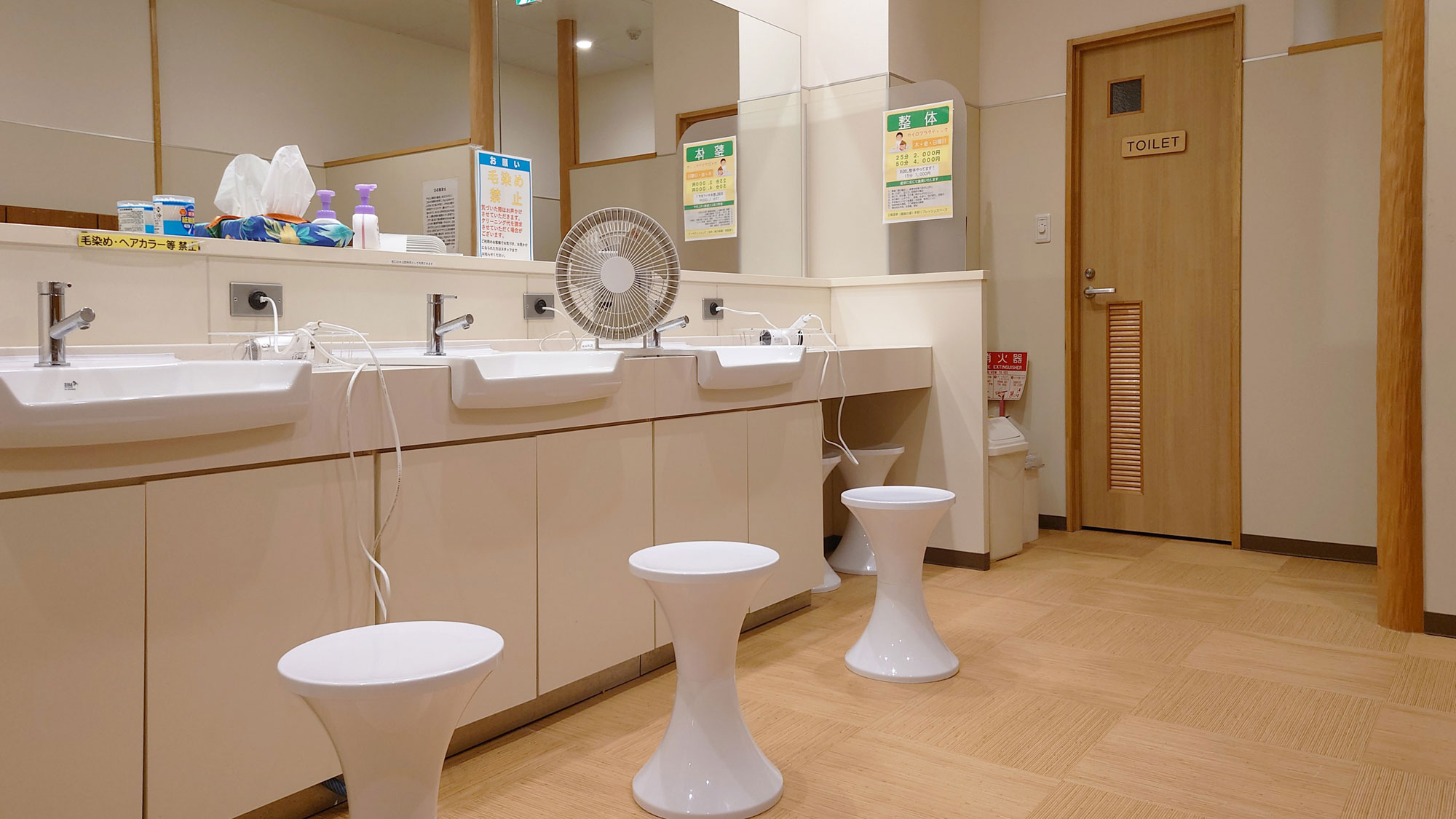 【龍頭温泉】脱衣場：ドライヤー・ロッカーもございます