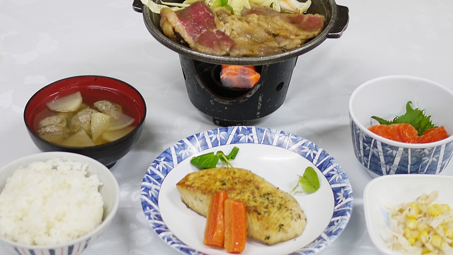 *夕食一例／焼き肉・焼き魚・刺身・野菜・ご飯・味噌汁と、ボリューム満点の6品！