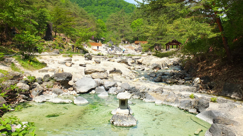 草津の名所 湯畑を堪能！シャトルバス乗り放題♪1泊2食バイキングプラン