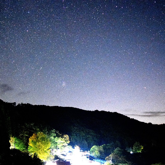 川俣に昇るスバル（プレアデス星団）