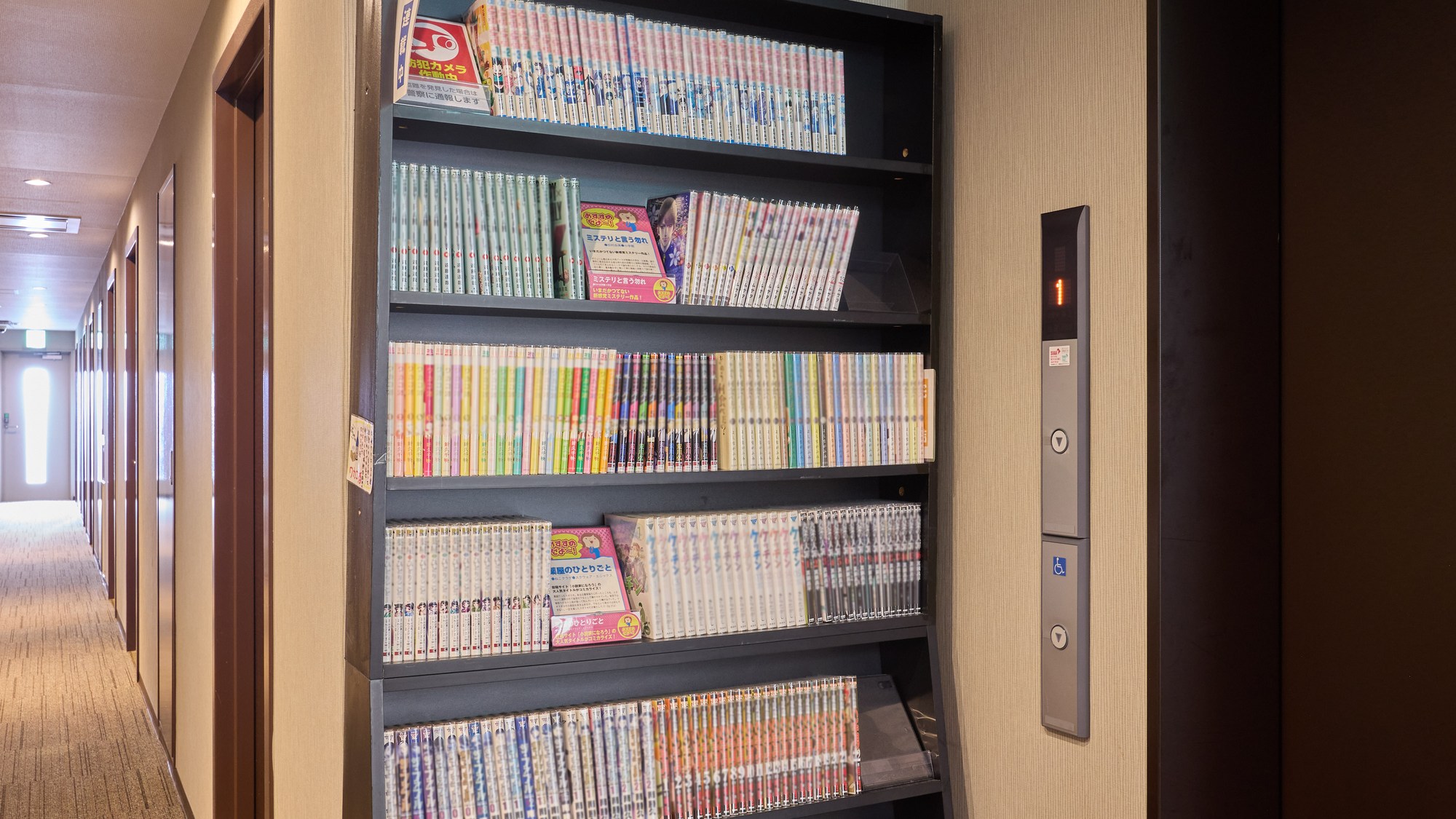 ・【館内】各階エレベーター前の漫画コーナー　ちょっとした時間に漫画を楽しんでいただけます