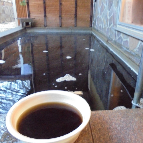 当館の温泉は「黒湯」でございます。