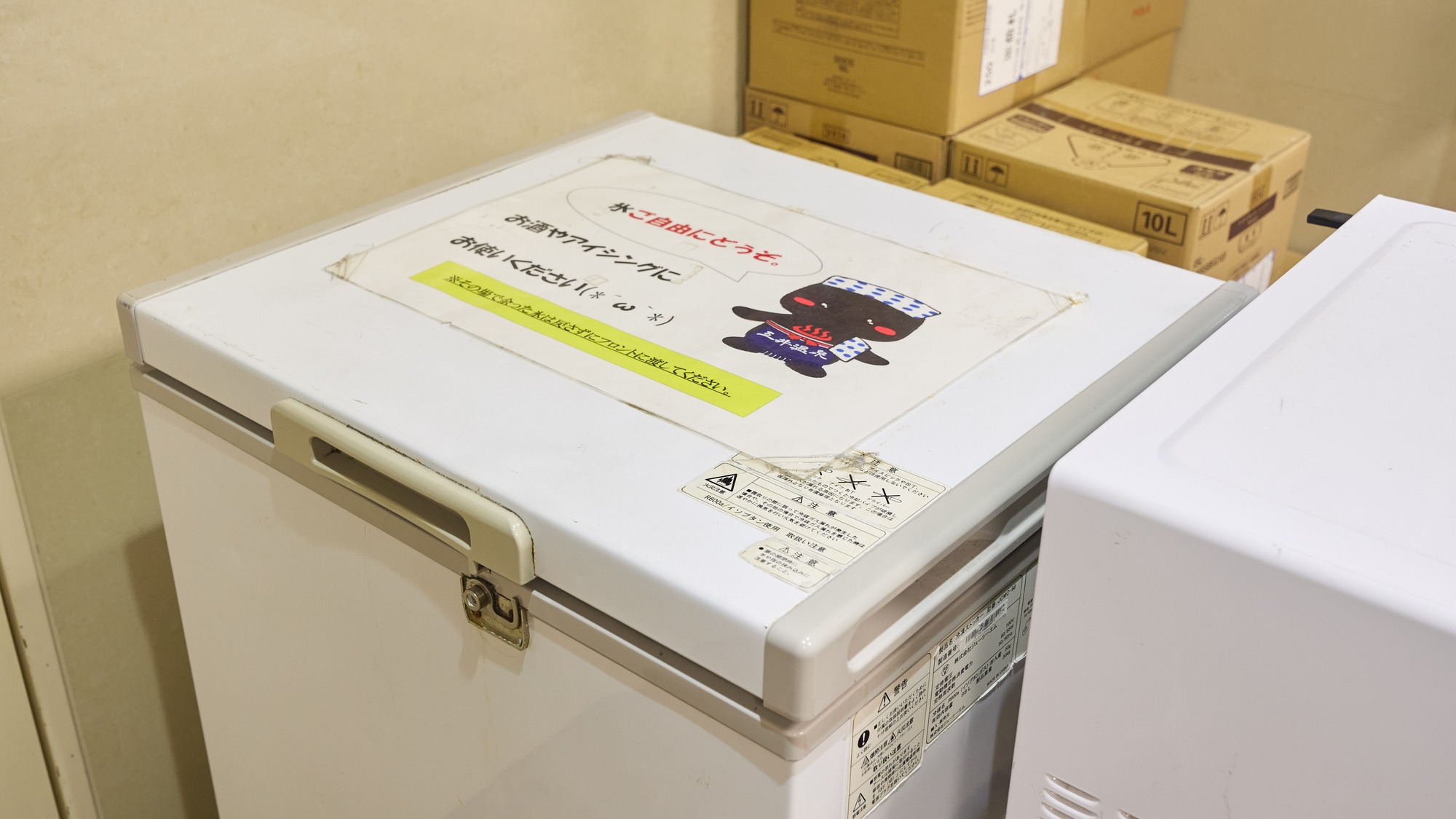 ・【館内】氷冷凍庫　氷は、お酒やアイシングにご自由にお使いいただけます