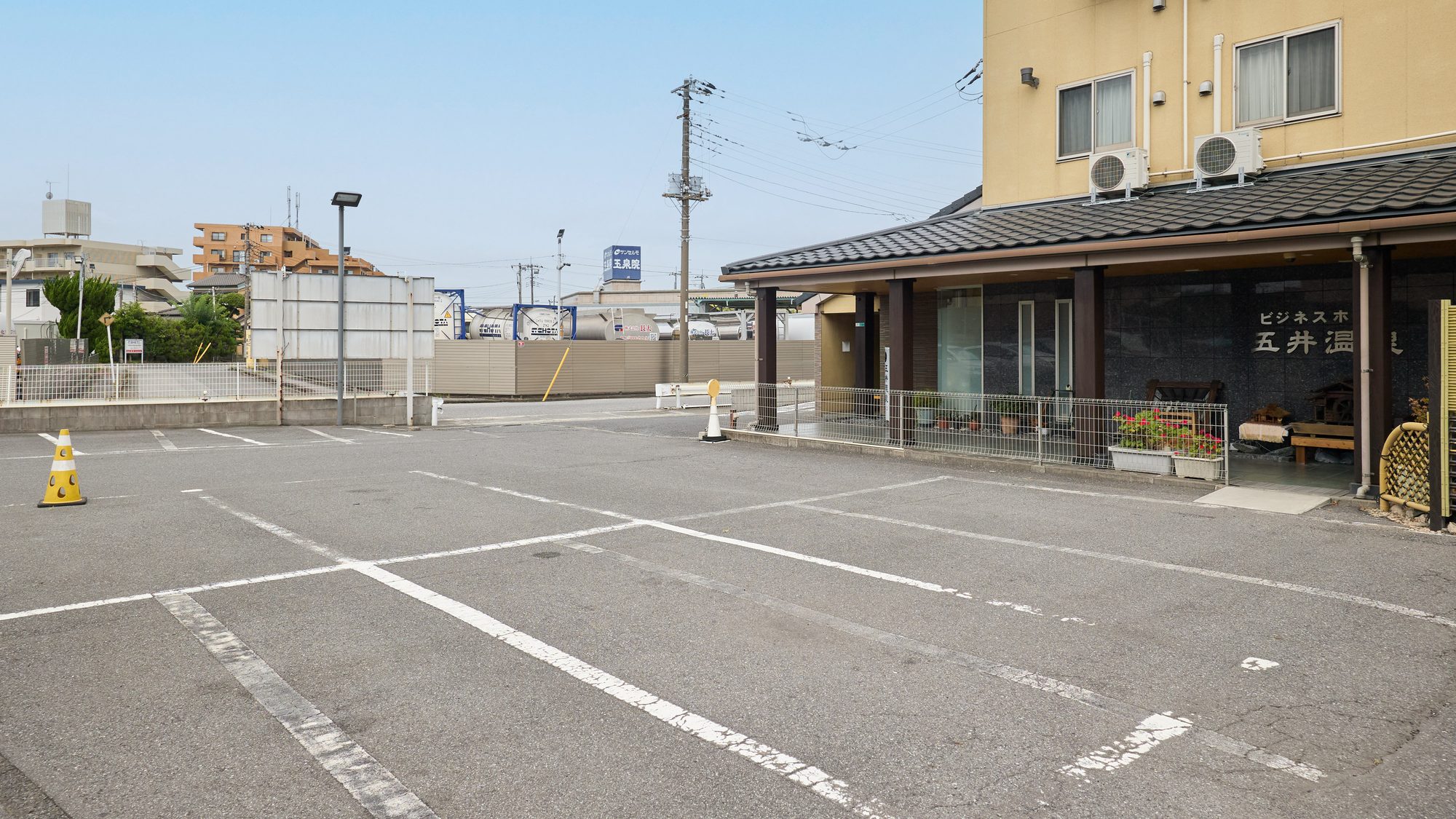 ・【駐車場】車でお越しの際は、駐車スペースを無料でご利用いただけます。