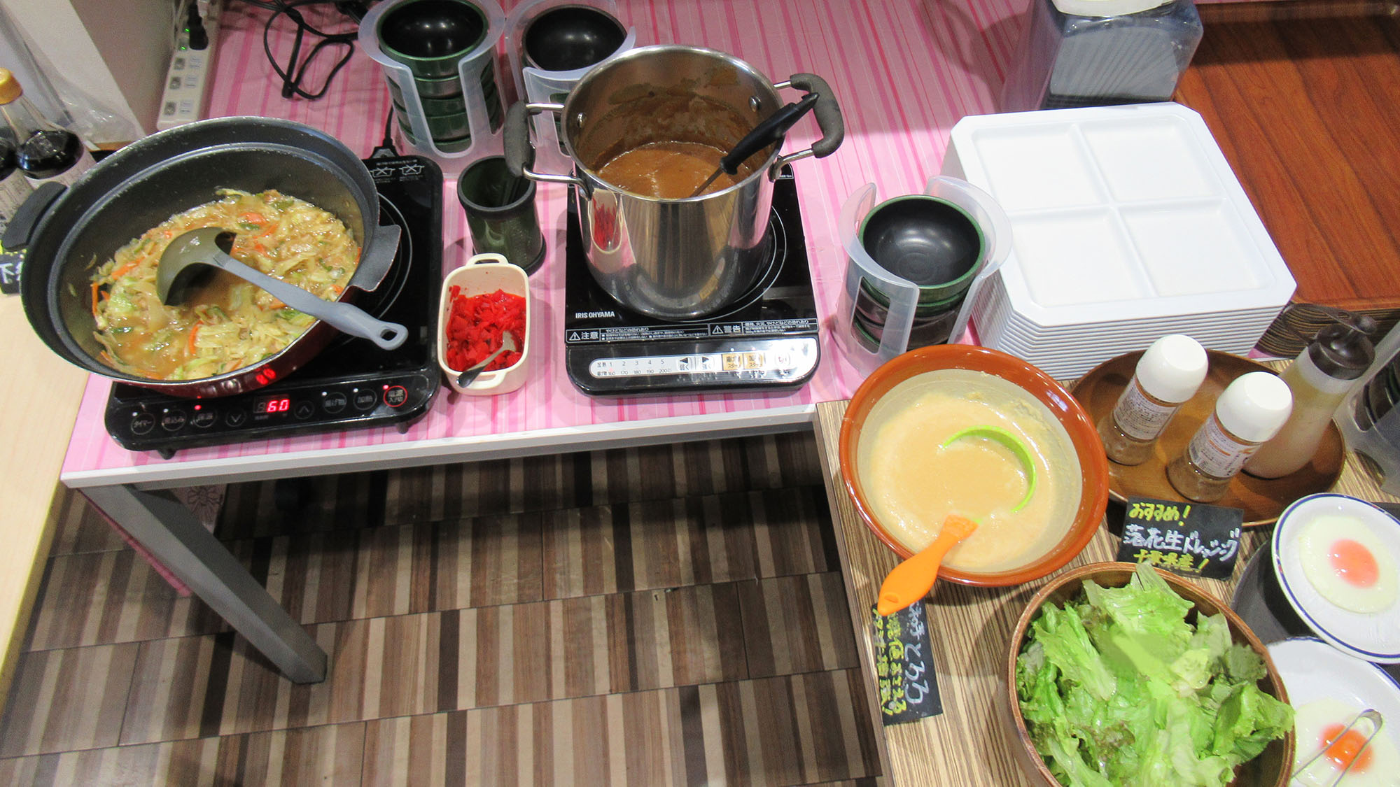 ・【朝食】あきたこまちを堪能できる朝食。とろろご飯、カレーやお野菜たっぷりのおかずをどうぞ