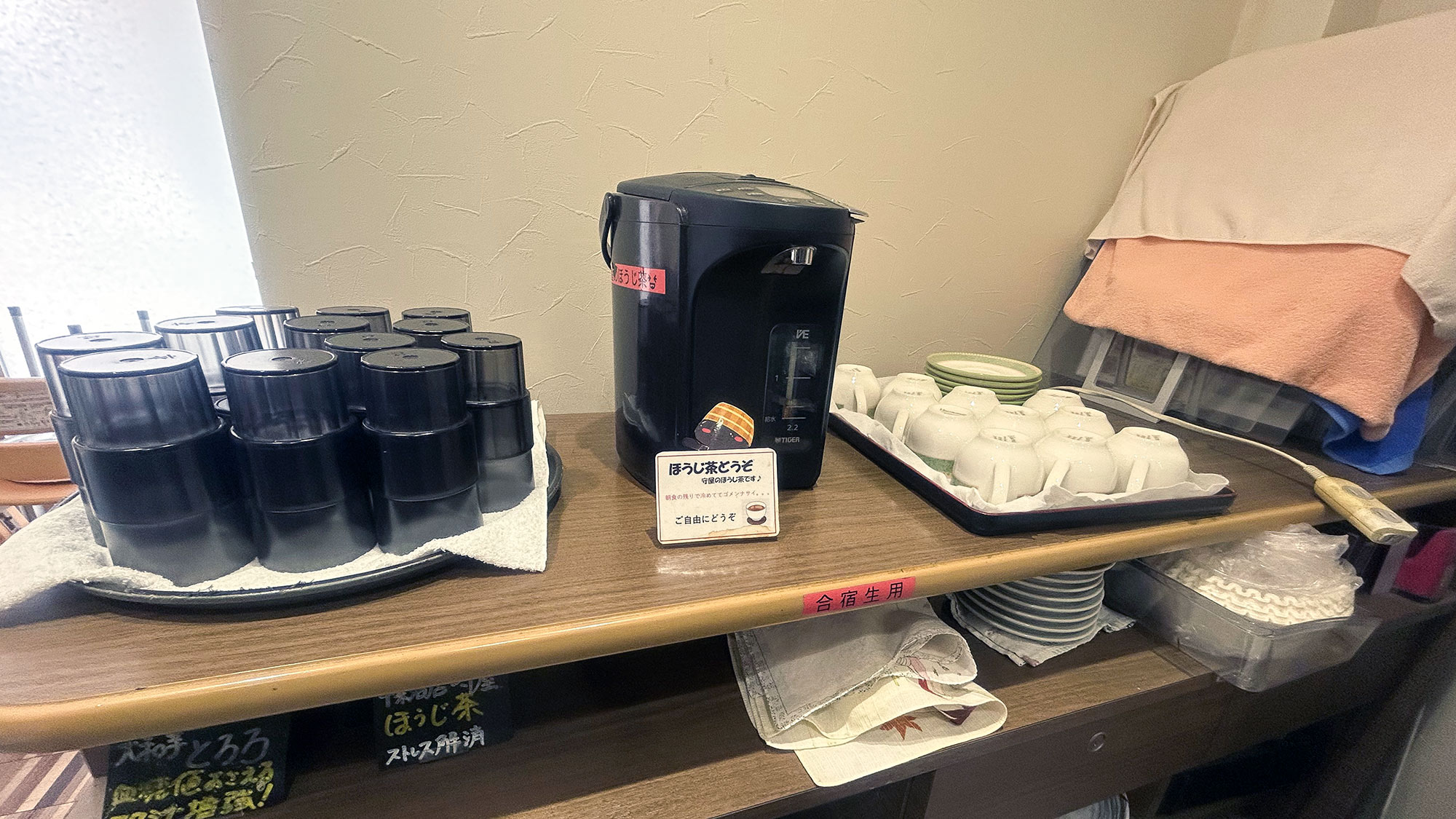 ・【レストラン】お食事の後に、ほっと一息。ほうじ茶ポットを設置しています