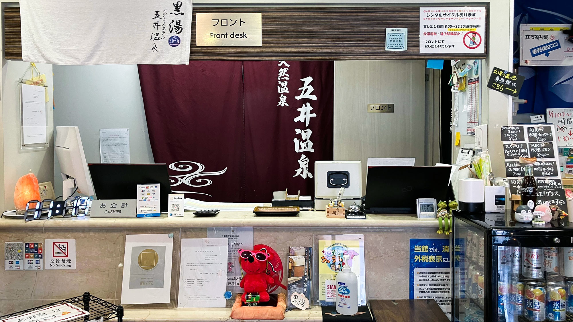 ・【フロント】フロントでは、レンタルサイクルやアルコールの販売も行っています