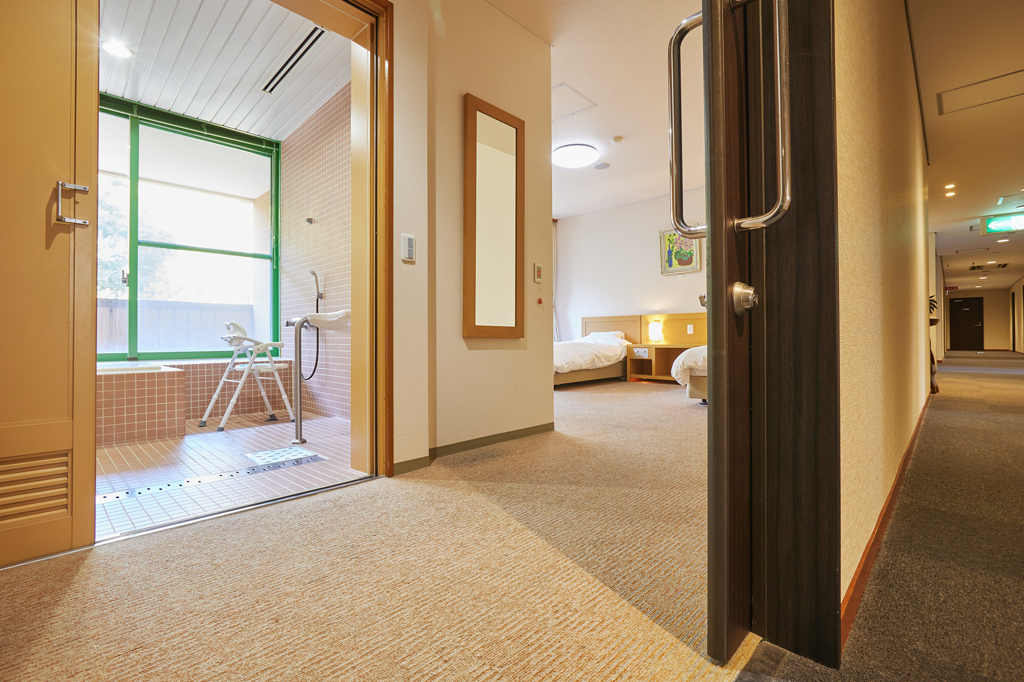 バリアフリールーム：客室のドアはスライド式。室内も段差はございません。