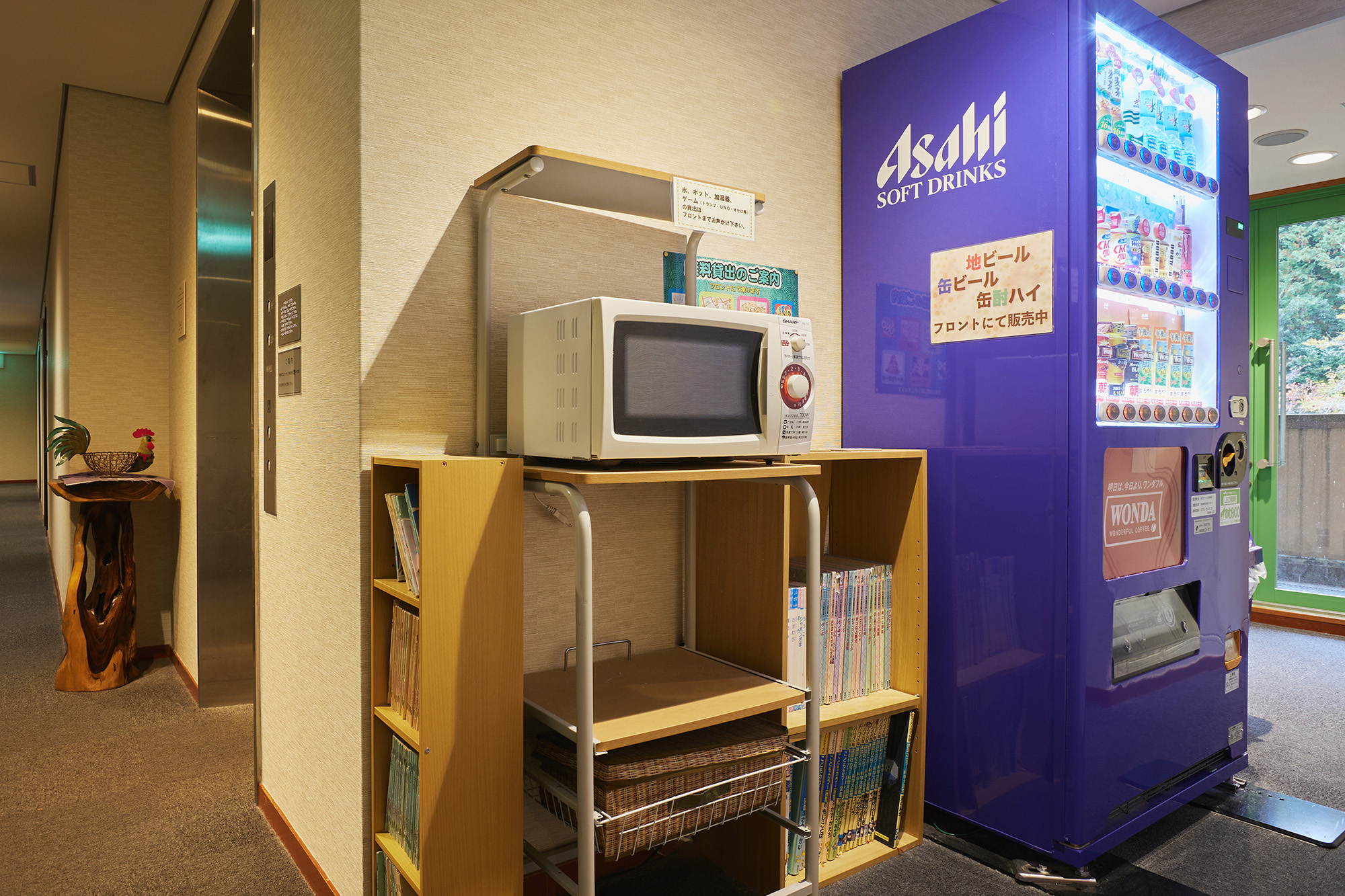 共有スペースには、電子レンジ・自動販売機もございます