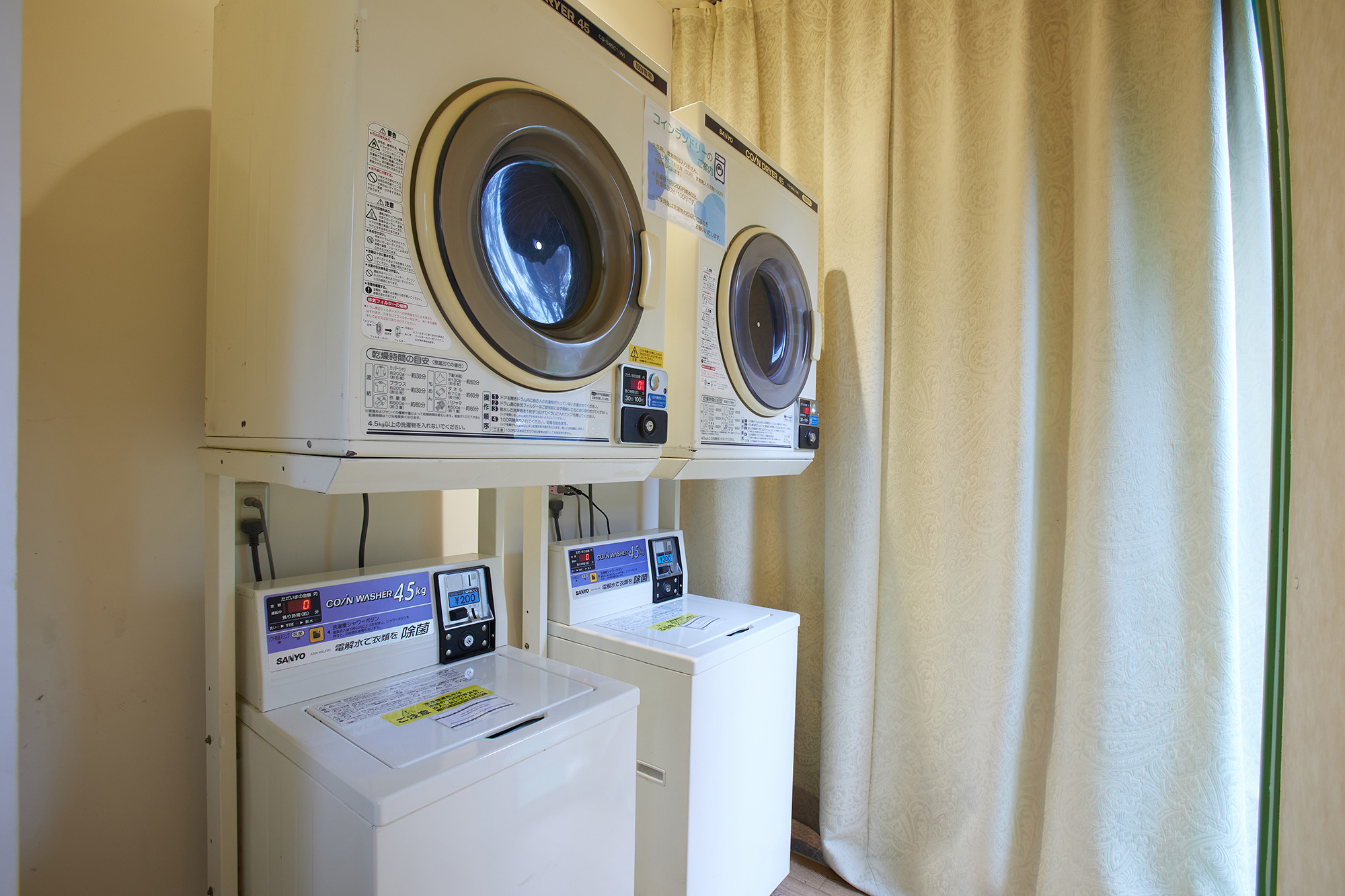 共有スペースにはコインランドリーもございます。