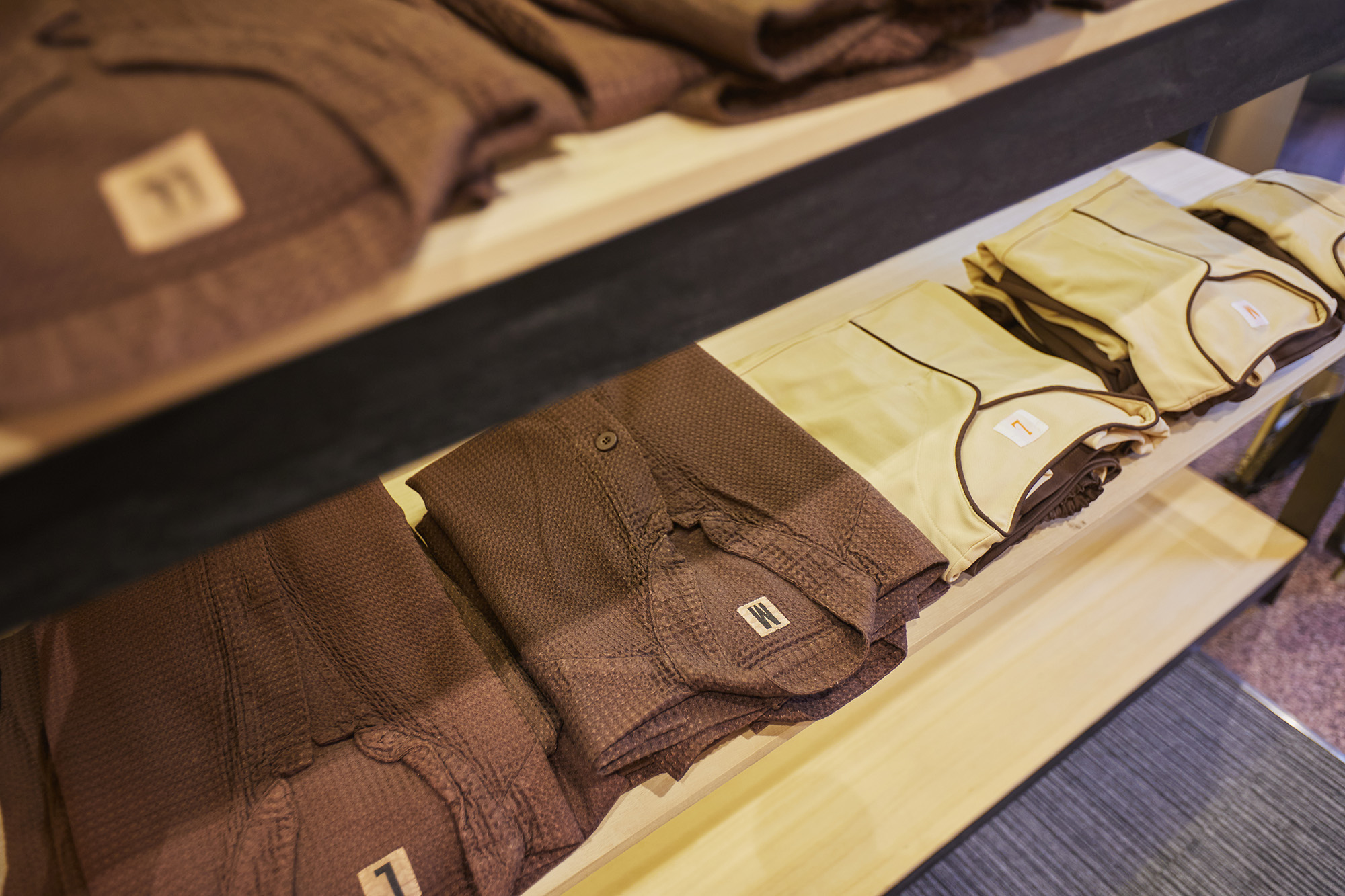 お部屋では作務衣に着替えてゆったりとお寛ぎください。