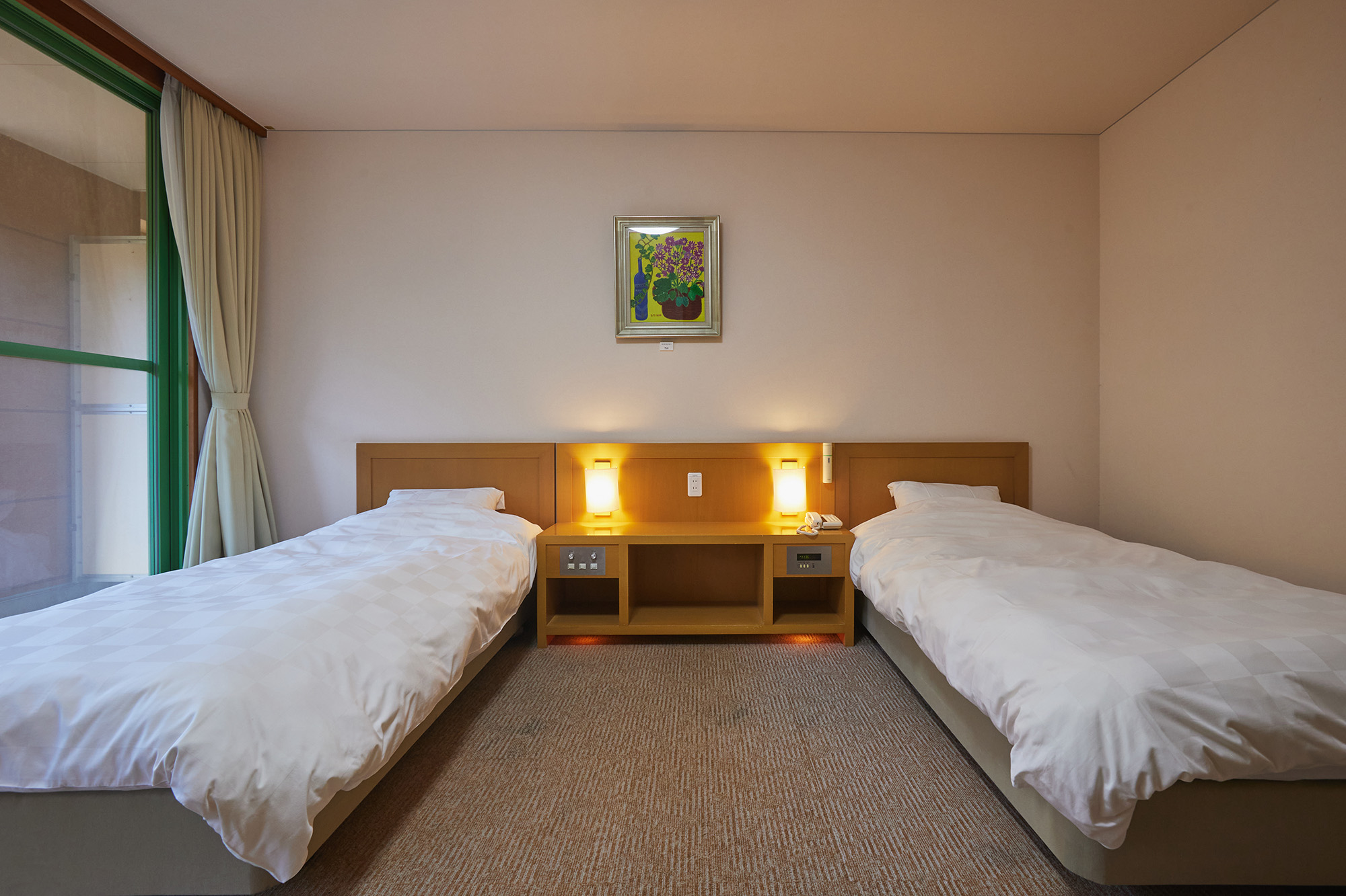 バリアフリールーム：車いすが近くに寄せれるようにベッド間を広くとっています。