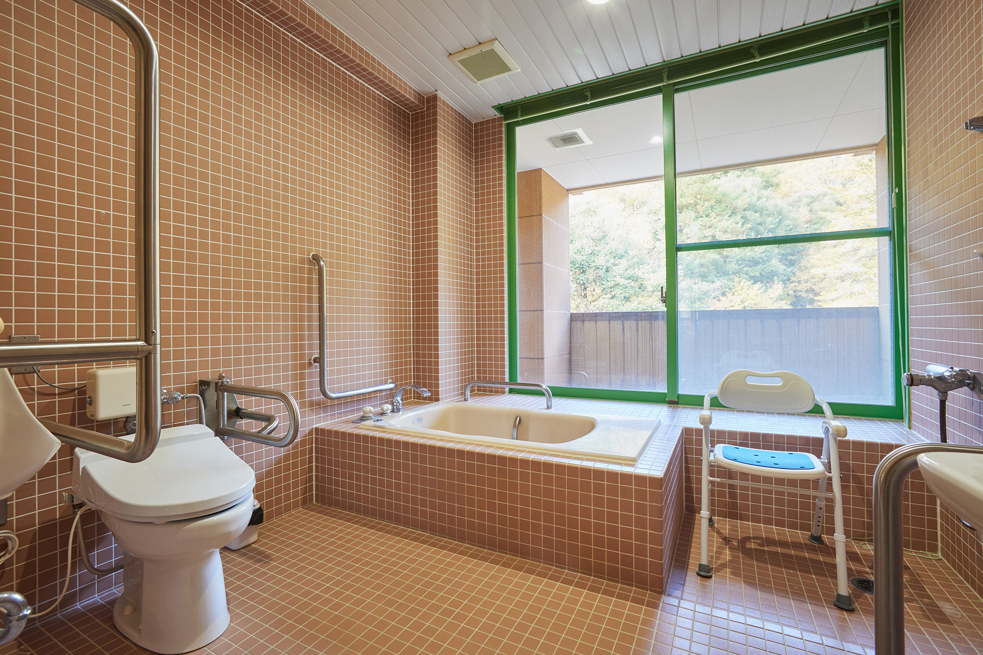 バリアフリールーム：広々とした客室風呂。手すりも設置しております。