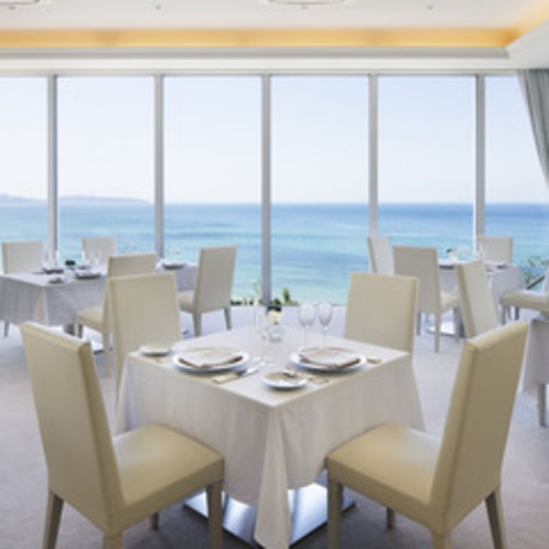 【レストラン「ロルキデ・ブランシュ」】大きな窓から海が見渡せます