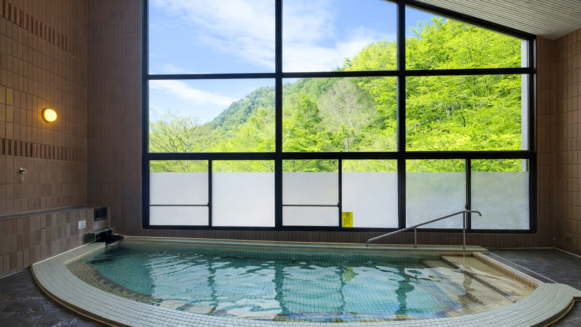 霊山の自然を映す湯