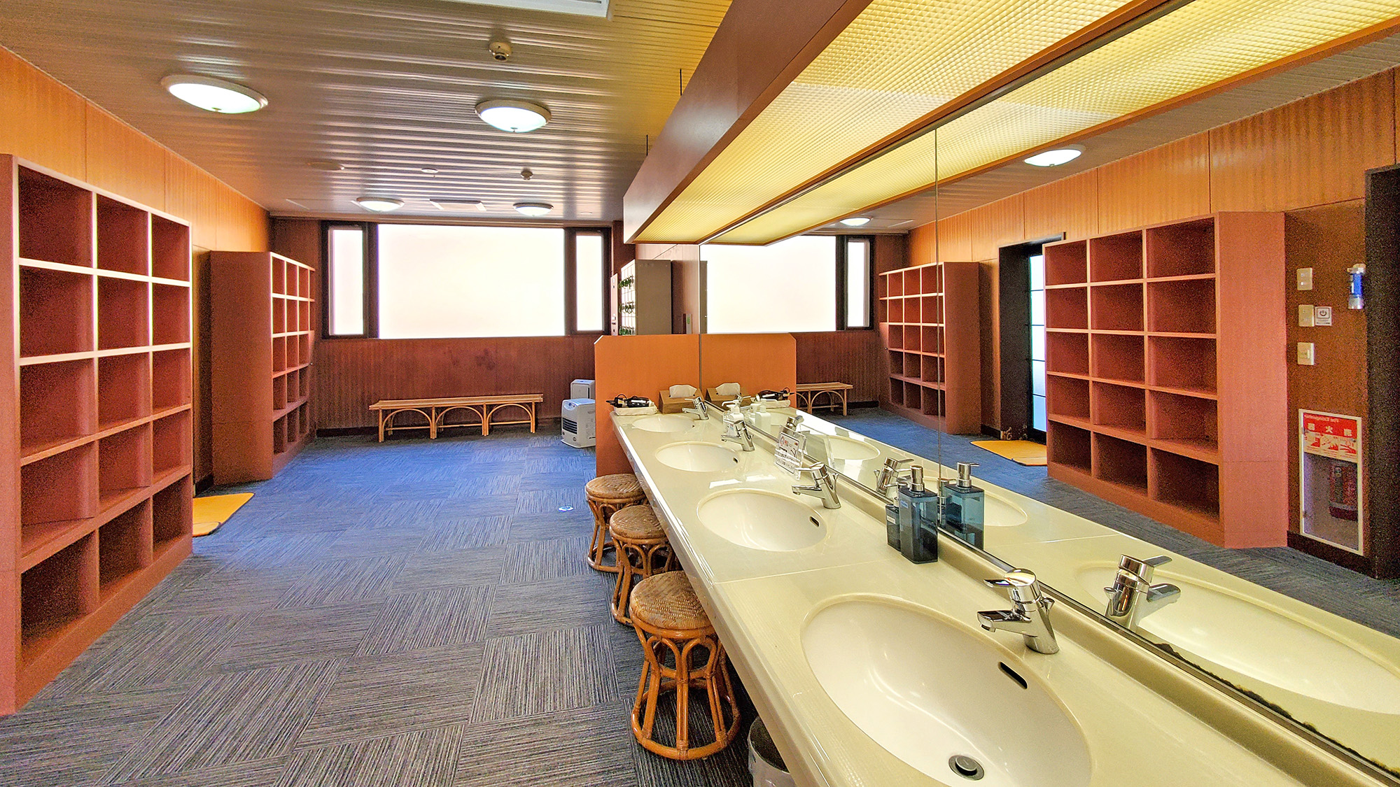 ゆとりある明るい脱衣所