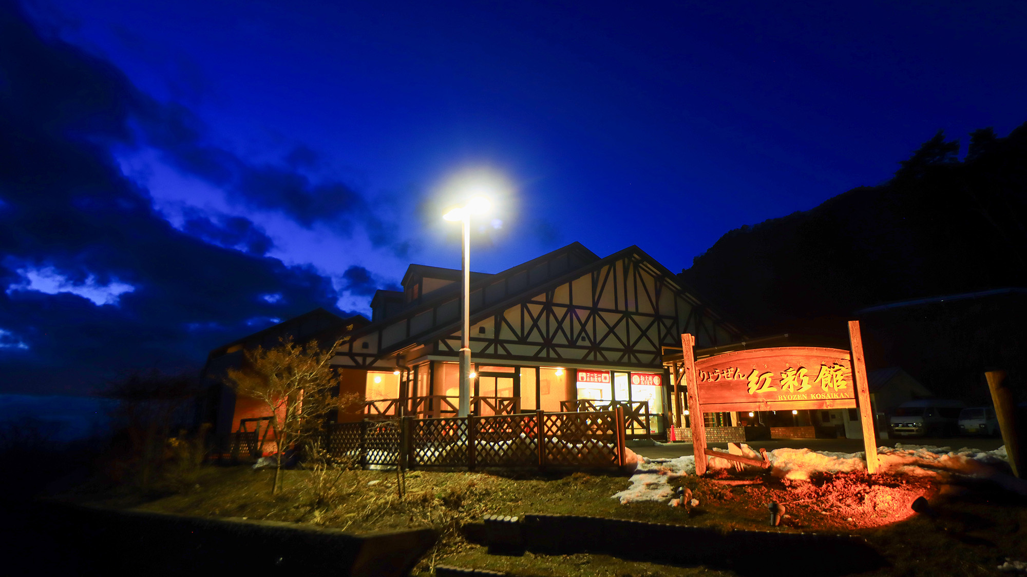 夜に浮かび上がる幻想的な景色