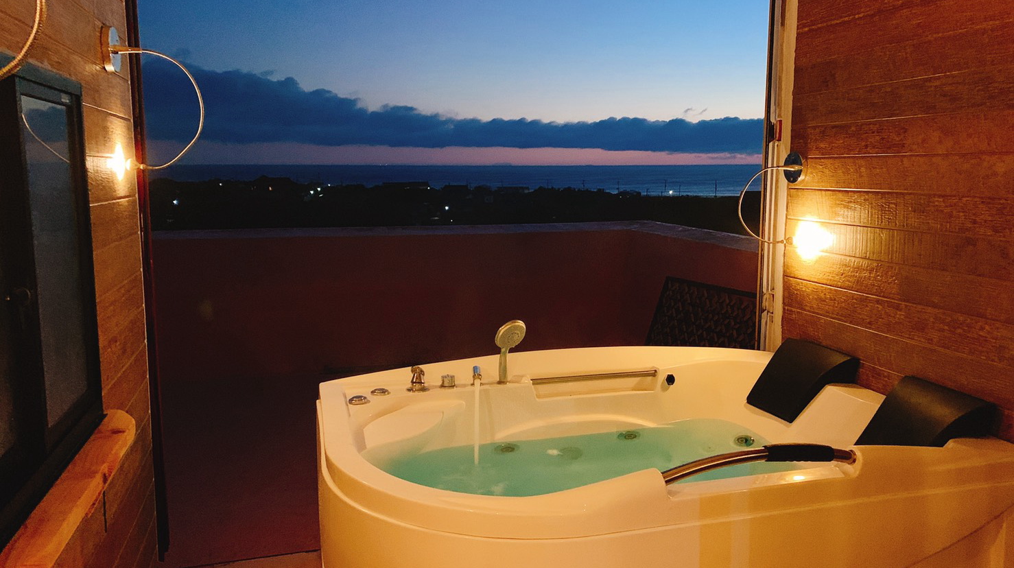 【貸切展望風呂】当ホテル人気の屋上ジャグジーが、1グループ45分2000円で登場です。※要事前予約