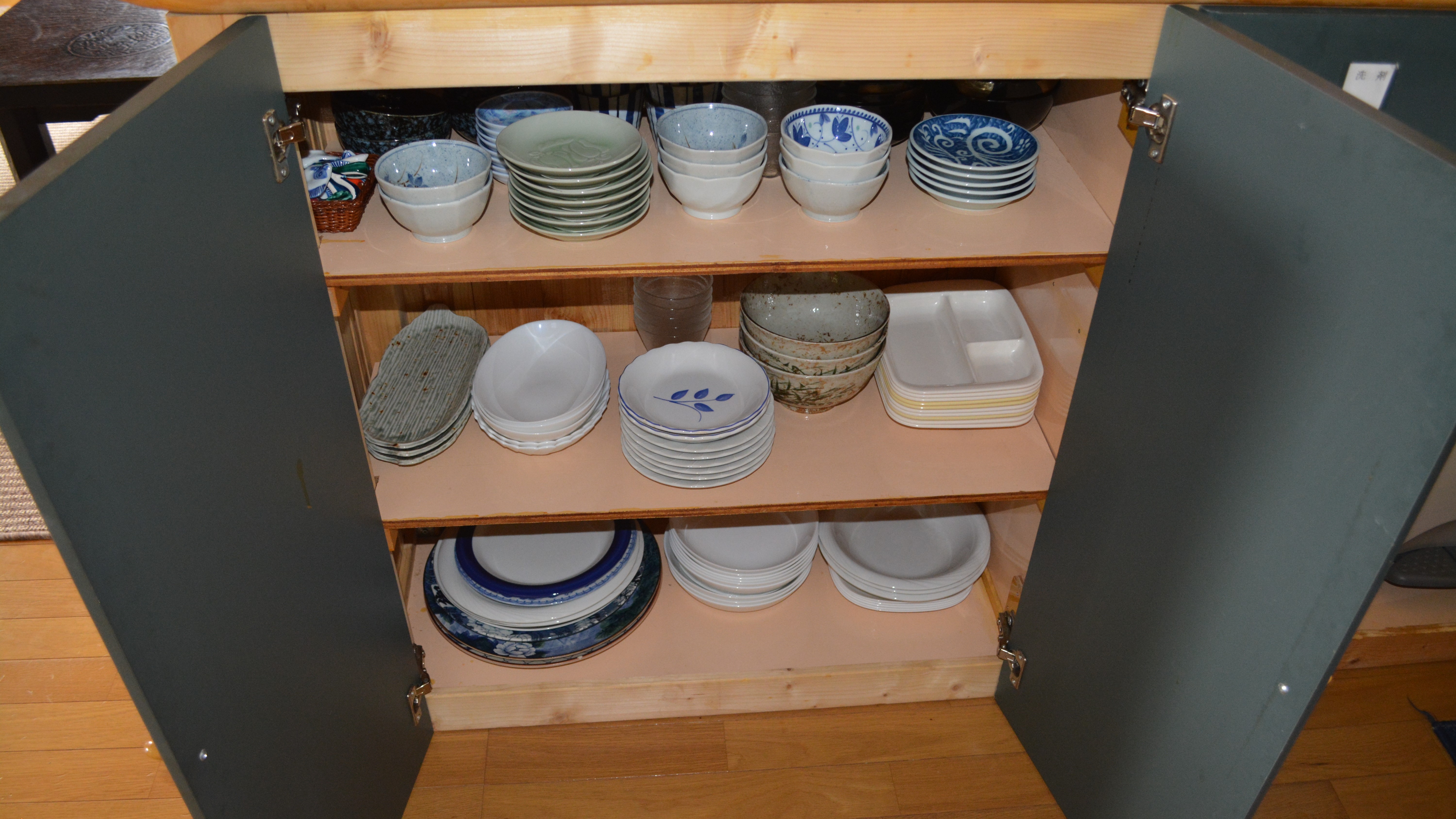 食器皿類収納庫