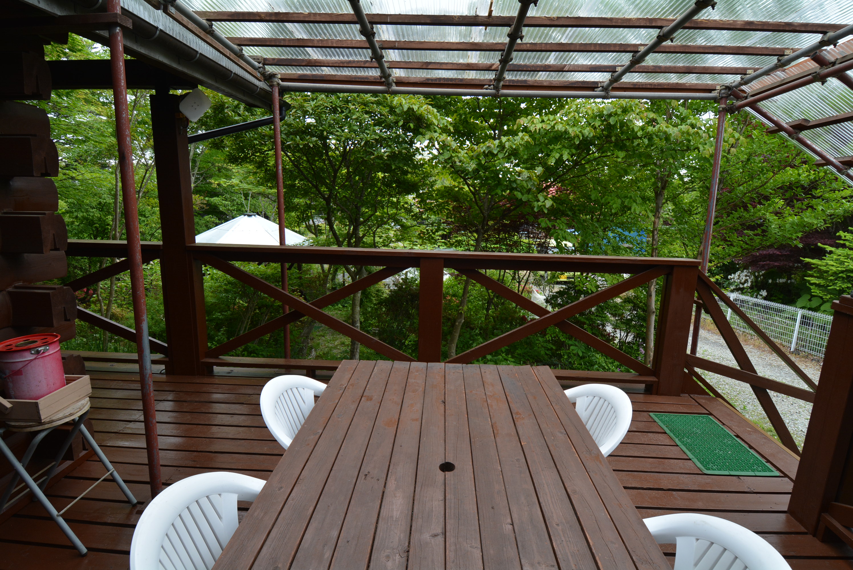 屋根付きウッドデッキ