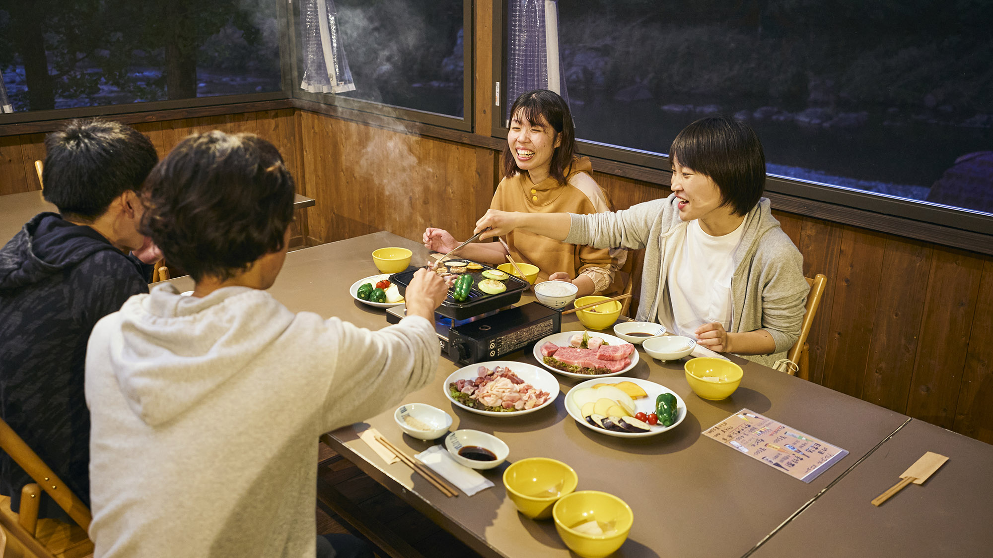 ・【食事】地元ならではの食材をつかったお肉とお野菜を前にお友達との会話も弾みます