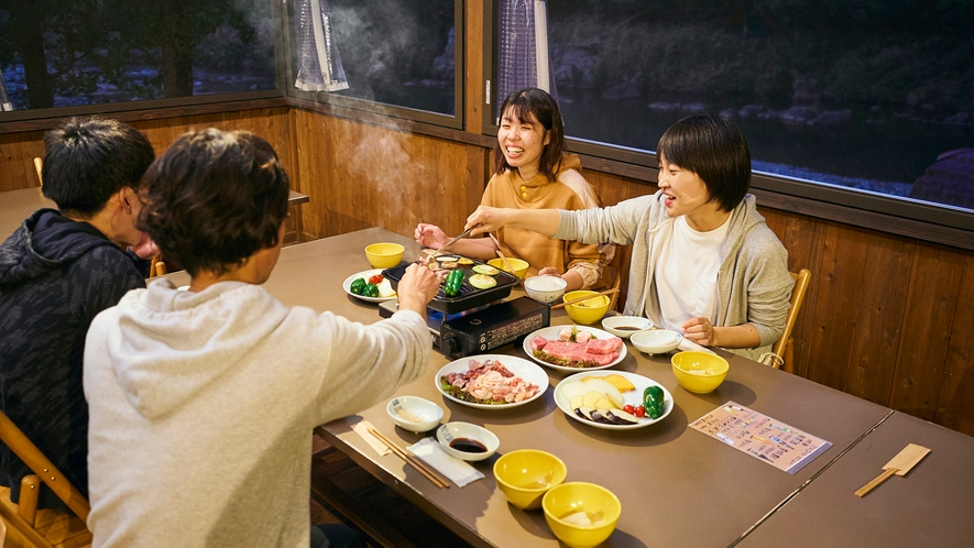 ・【食事】地元ならではの食材をつかったお肉とお野菜を前にお友達との会話も弾みます