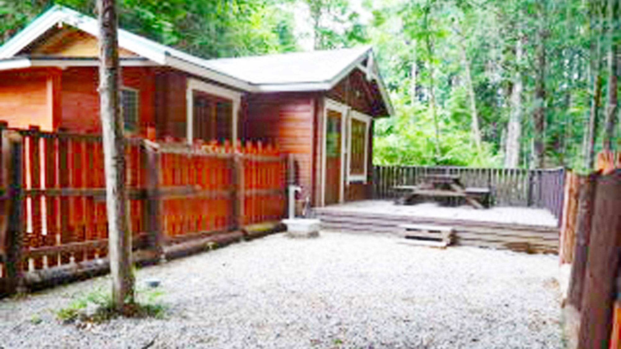 *【コテージ／ベル】囲いがあるので、ワンちゃんだけでなく、小さなお子様を遊ばせるのにも適しています。