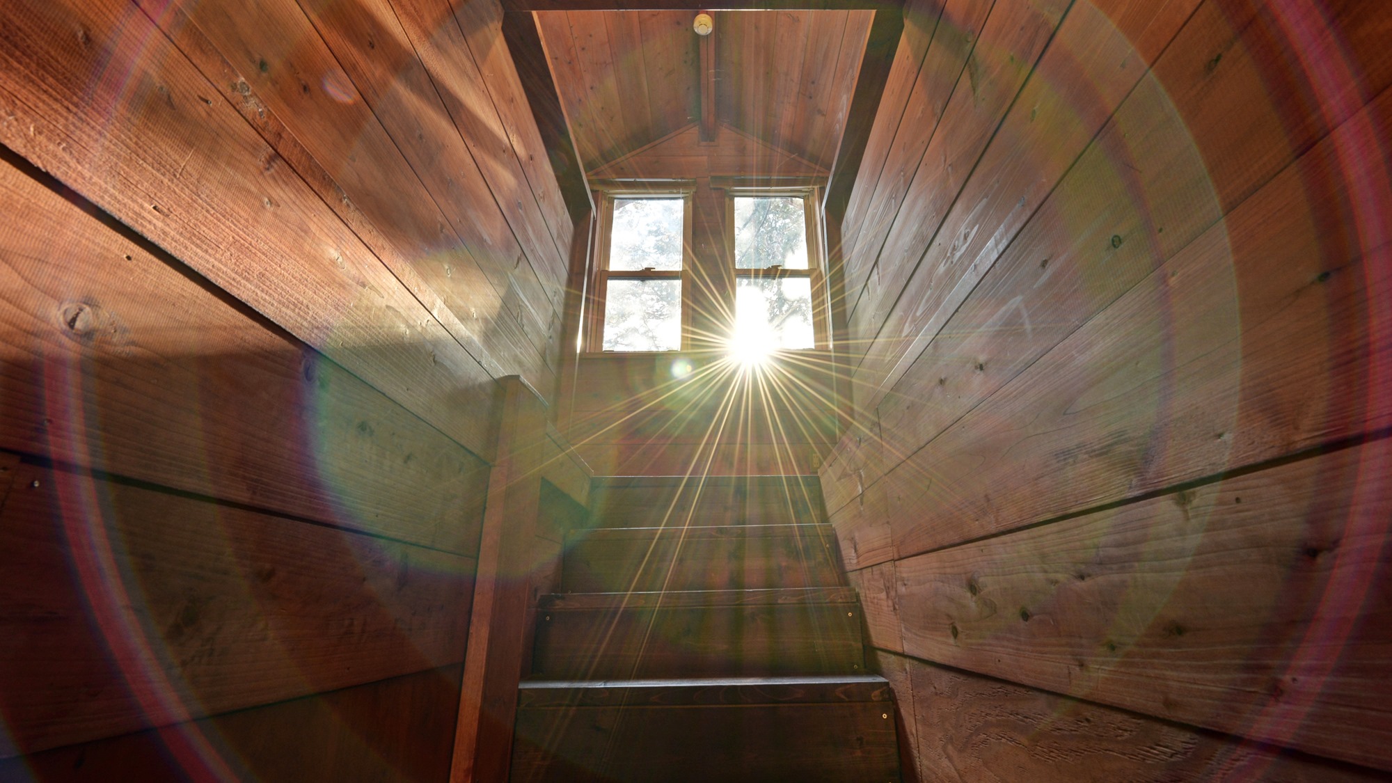 *【コテージ/レインディア】吹き抜けから太陽の光が降り注ぎます。