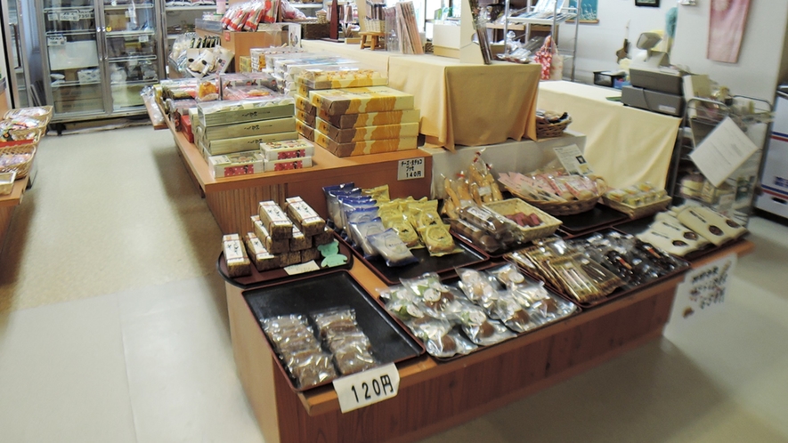 *【館内／お土産売り場】西木町特産のほうれん草めんをはじめ、名産品が豊富に揃っています。