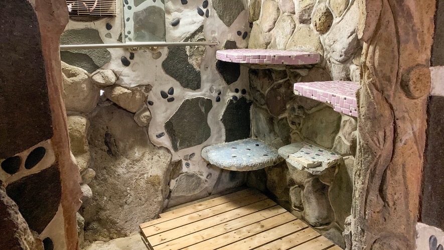 ・【岩風呂】洞窟の中にいるような野趣溢れる浴室