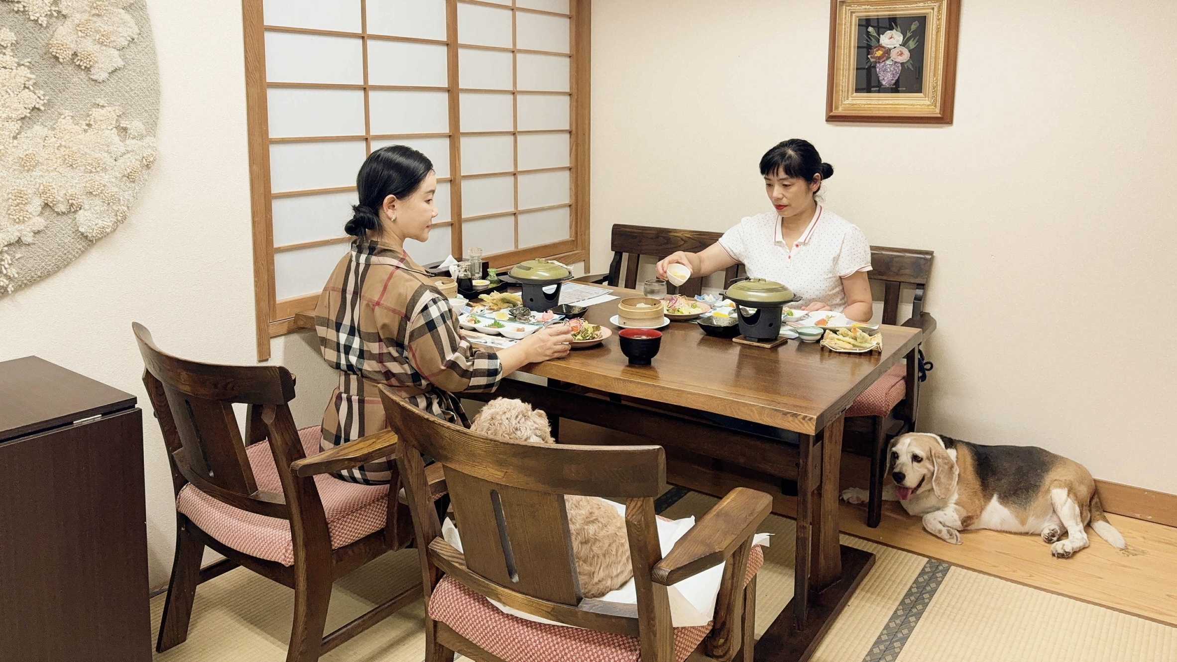 本館、小宴会所におけるペットと一緒の食事風景