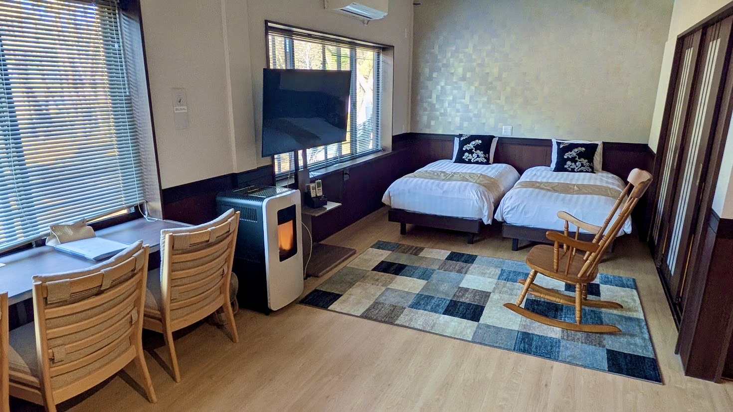 スイート《ペット受入不可》2～6名／天井高な大空間に、この冬、ペレットストーブの穏やかなゆらぎ