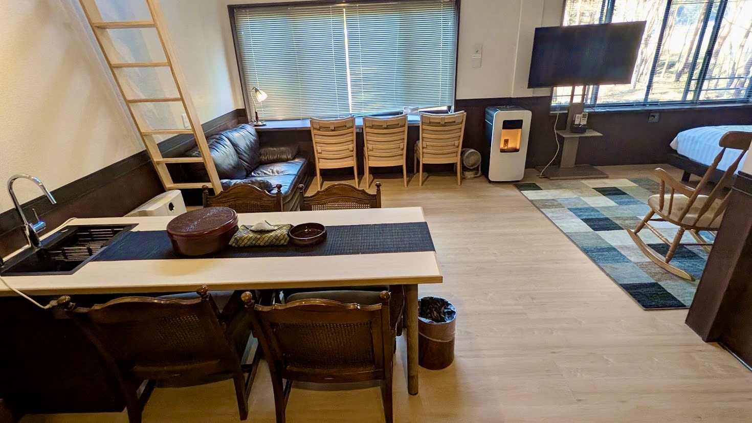 スイート《ペット受入不可》2～6名／天井高な大空間に、この冬、ペレットストーブの穏やかなゆらぎ