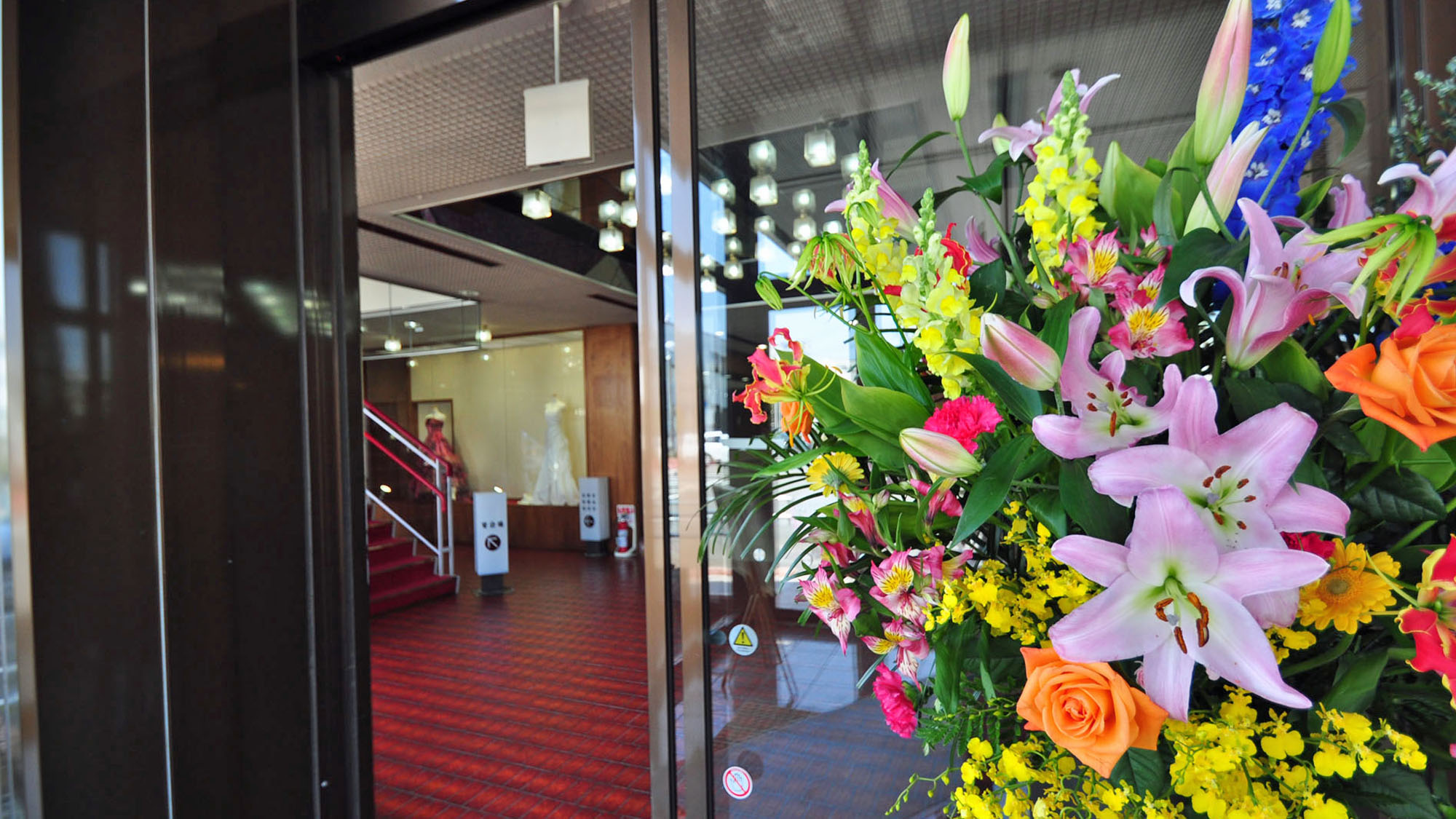 【ホテル入口】色鮮やかなお花でお出迎え