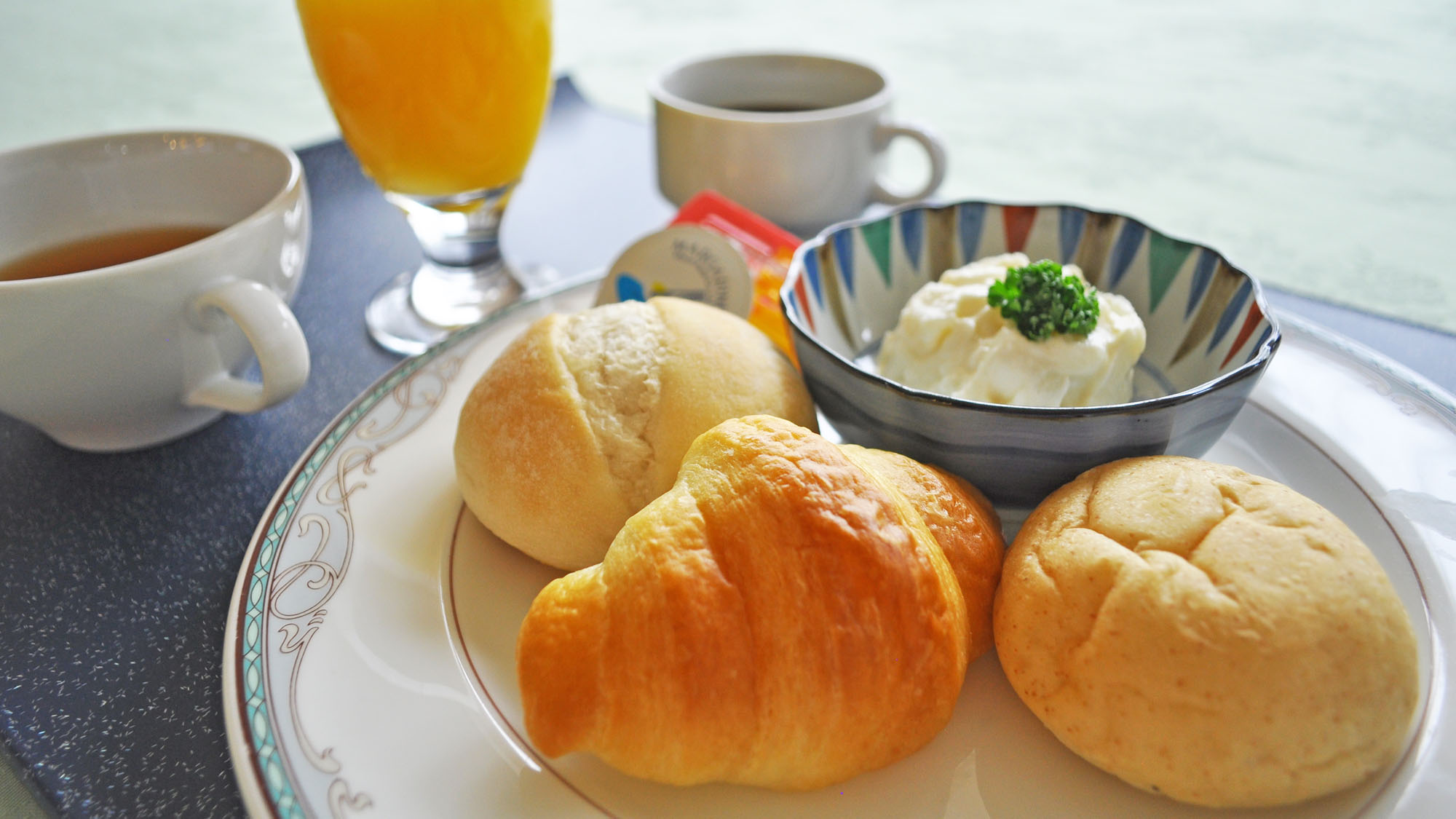 【軽朝食】パン3種、サラダ、スープをご用意しております
