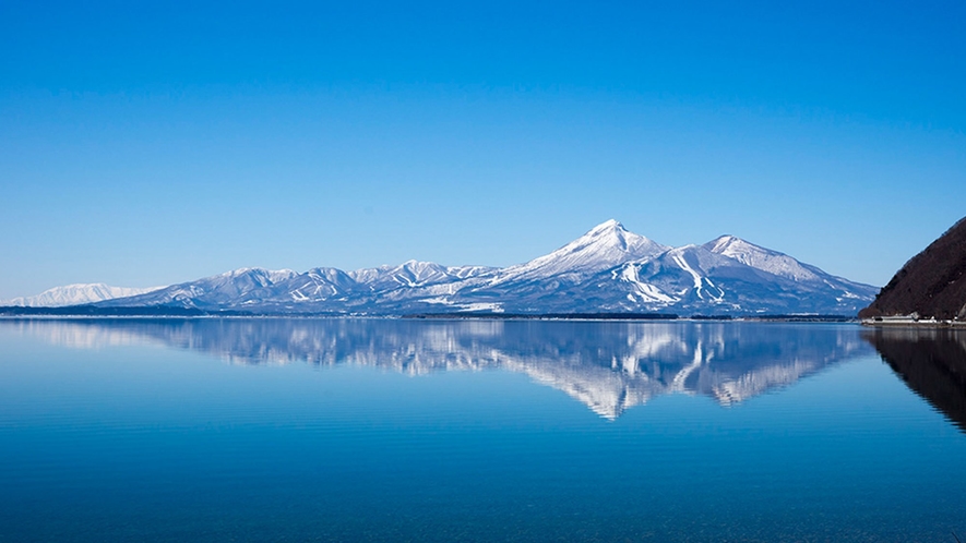 【猪苗代湖】日本第4位の広さを誇り、湖面標高514mは全国でも有数の標高の高い湖です。