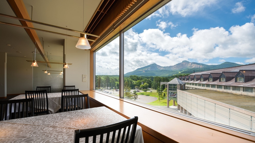 和食レストラン【和楽】大きな窓から雄大な磐梯山を望む当ホテルの和食メインレストラン。