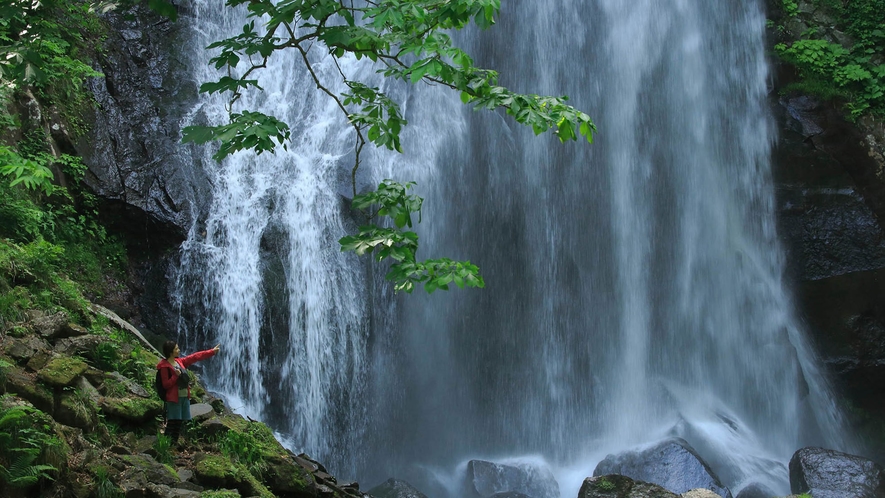 【小野川不動滝】小野川湖の上流にある滝。滝のある場所に不動明王が祀られていることが名前の由来。