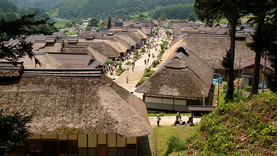 【大内宿】萱葺き民家が建ち並ぶ日本情緒溢れる景色。