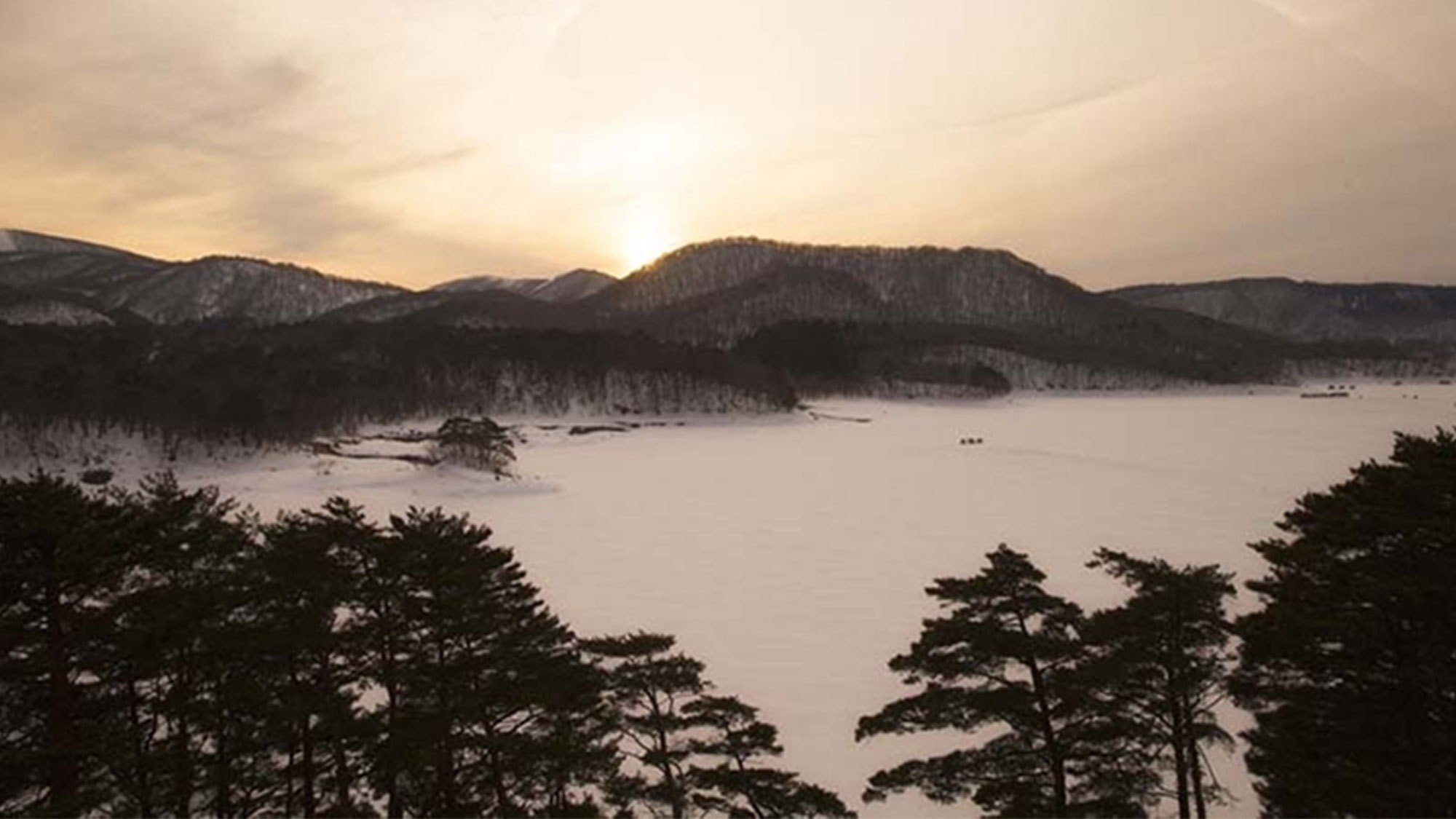 【冬の桧原湖】冬の時期は凍結した湖上でワカサギ釣りが楽しめます。