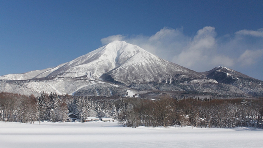 【冬の磐梯山】古く万葉の時代から「会津嶺」として全国にその名を知られていました。