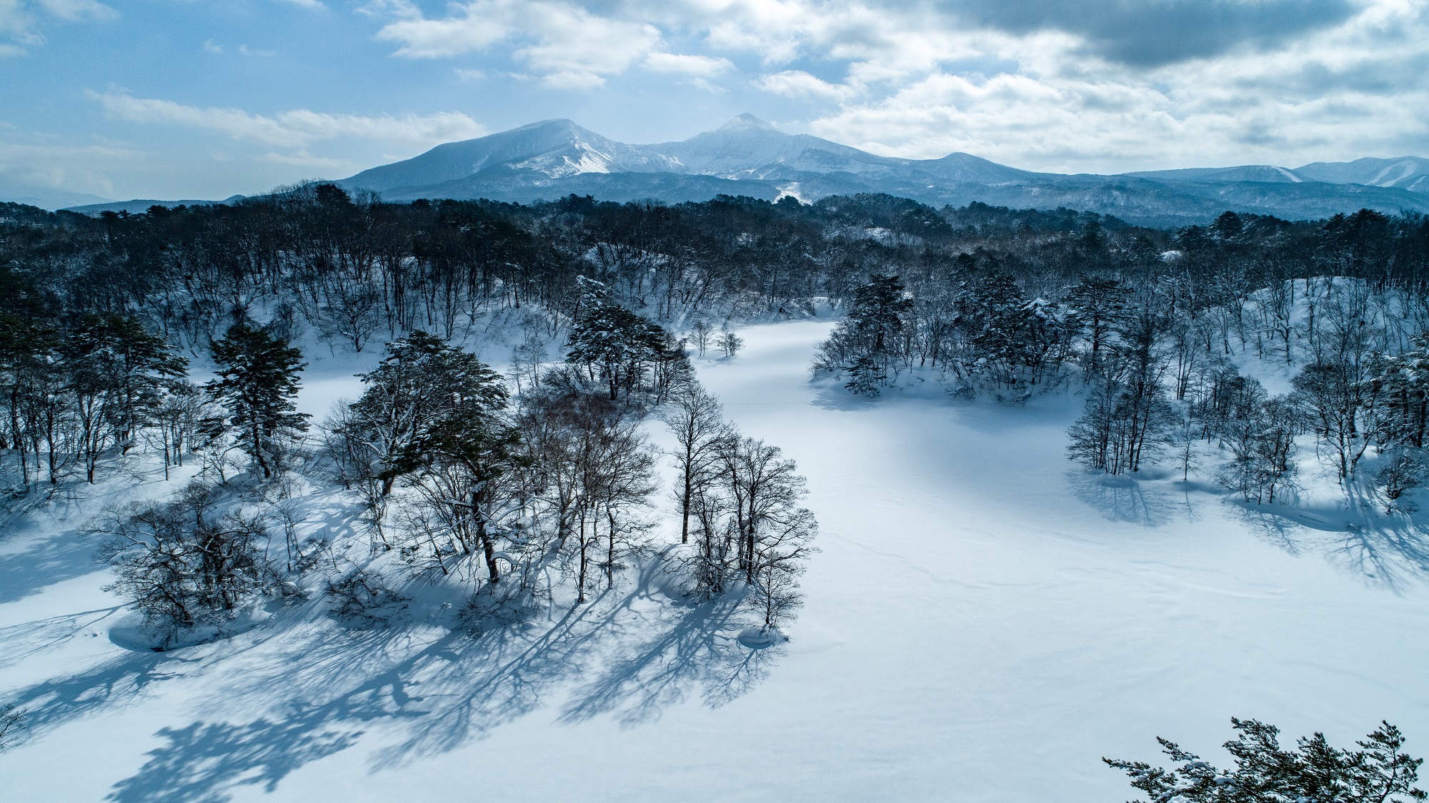 【冬の中瀬沼】水面が氷結し、一面白銀の世界に。晴れの日は空の青と雪の白が美しい景観をご覧いただけます