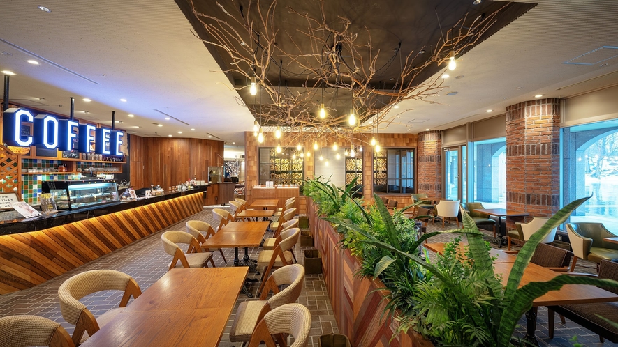 【裏磐梯カフェ】広々とした空間でゆったりとくつろげる裏磐梯カフェです。