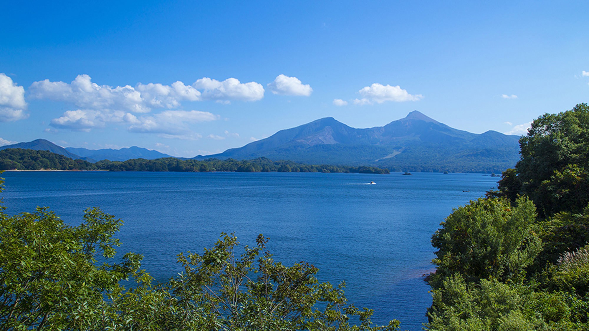 【桧原湖】磐梯山を仰ぎながら散策が楽しめる、白樺側からのスタートが人気です。